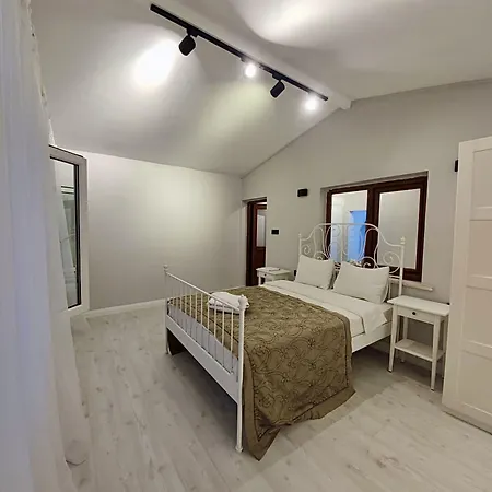 Ortakoey Tiny One מלון